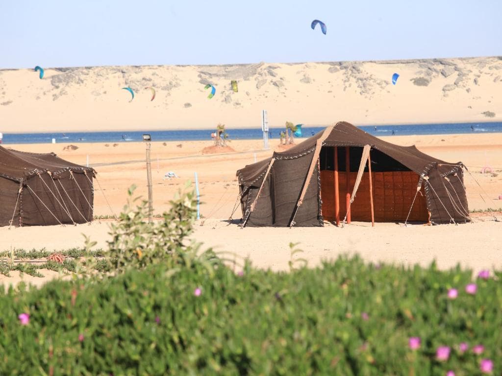 Hébergements du Dakhla Kitesurf World face au lagon et aux dunes