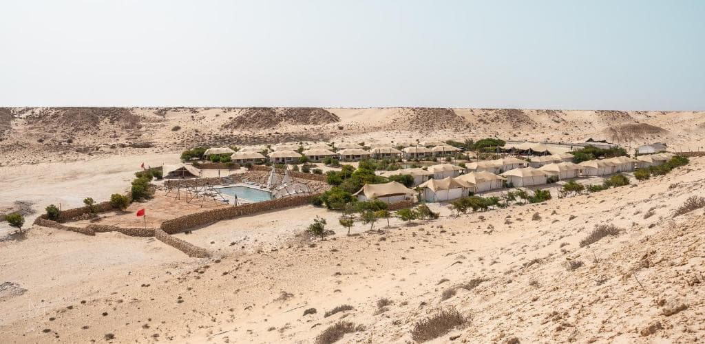 Vue d’ensemble des bungalows des Dunes de Dakhla au cœur du désert