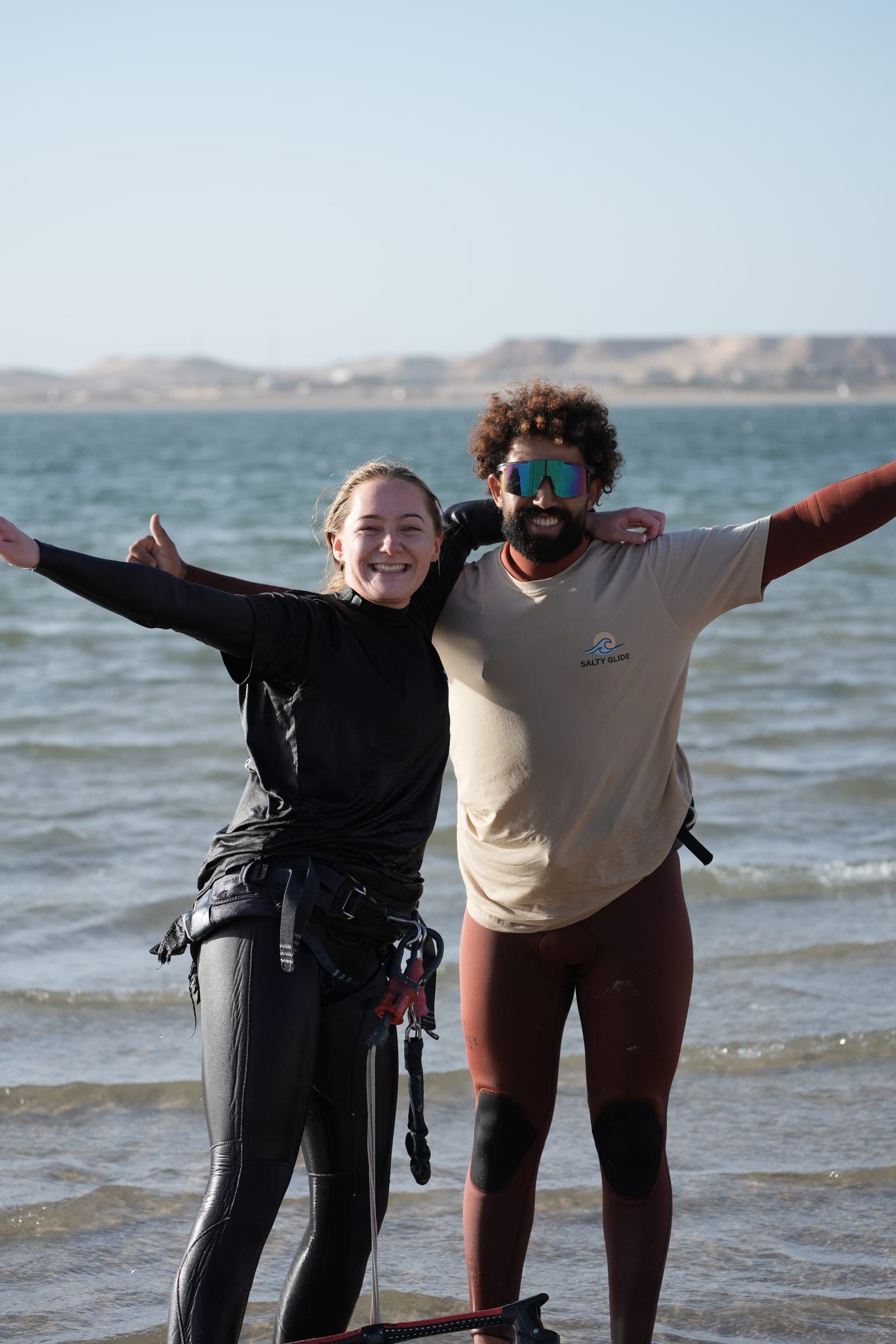 Élève et moniteur souriants après une session sur le lagon de Dakhla